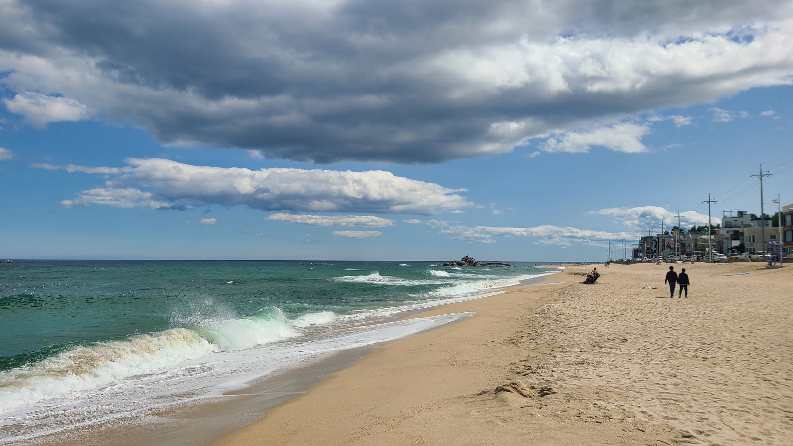 Zdjęcie Sacheonjin Beach z powierzchnią turkusowa czysta woda