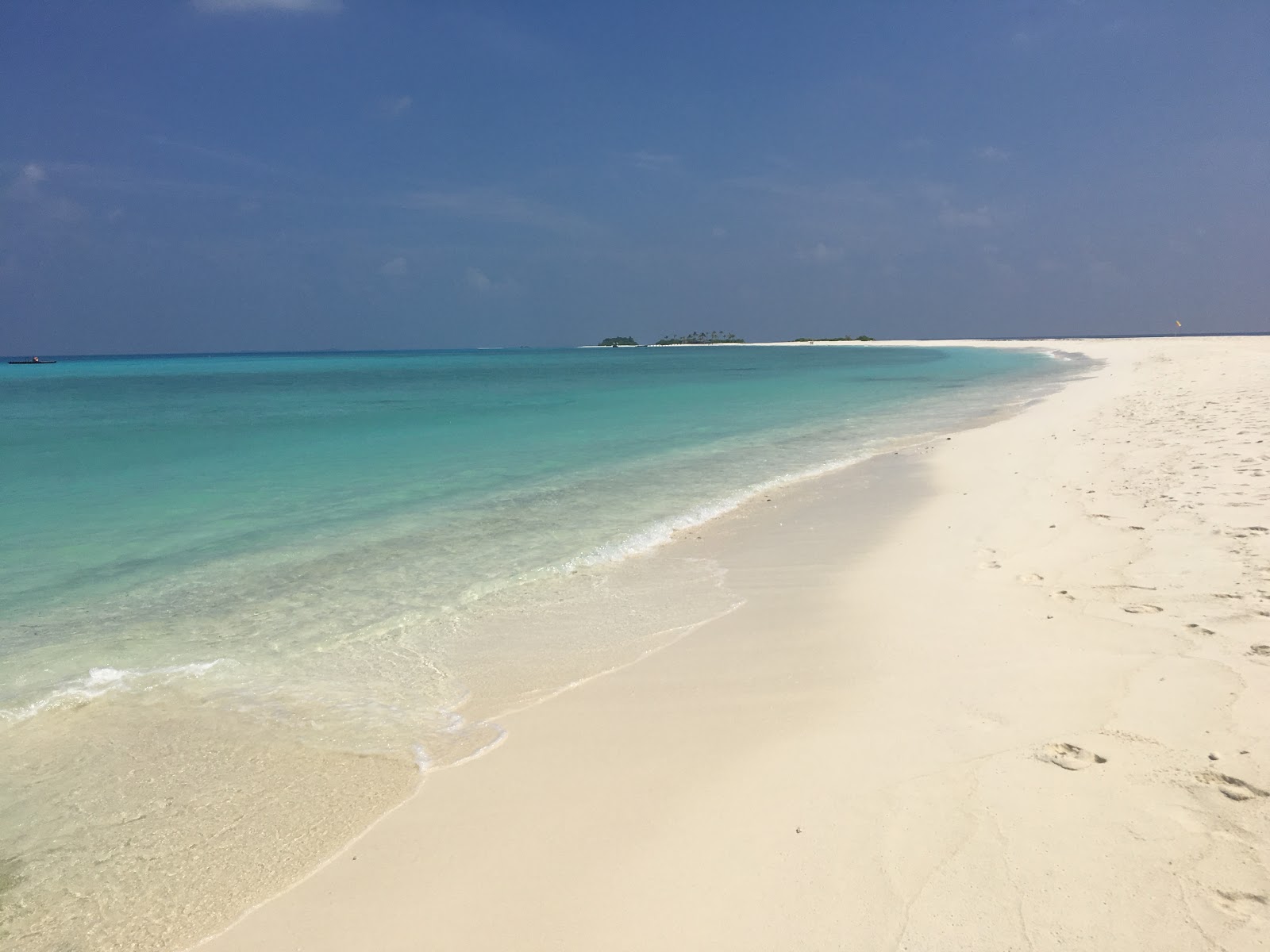Foto von Kanifushi Beach II mit weißer sand Oberfläche