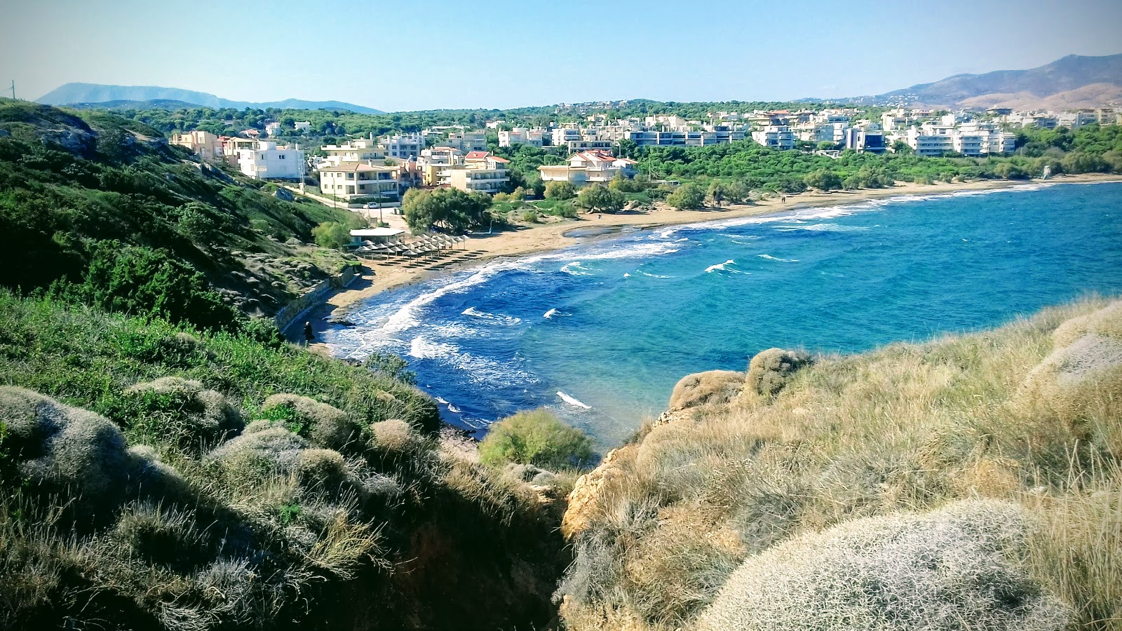 Zdjęcie Marikes Beach z powierzchnią beżowy piasek i kamienie