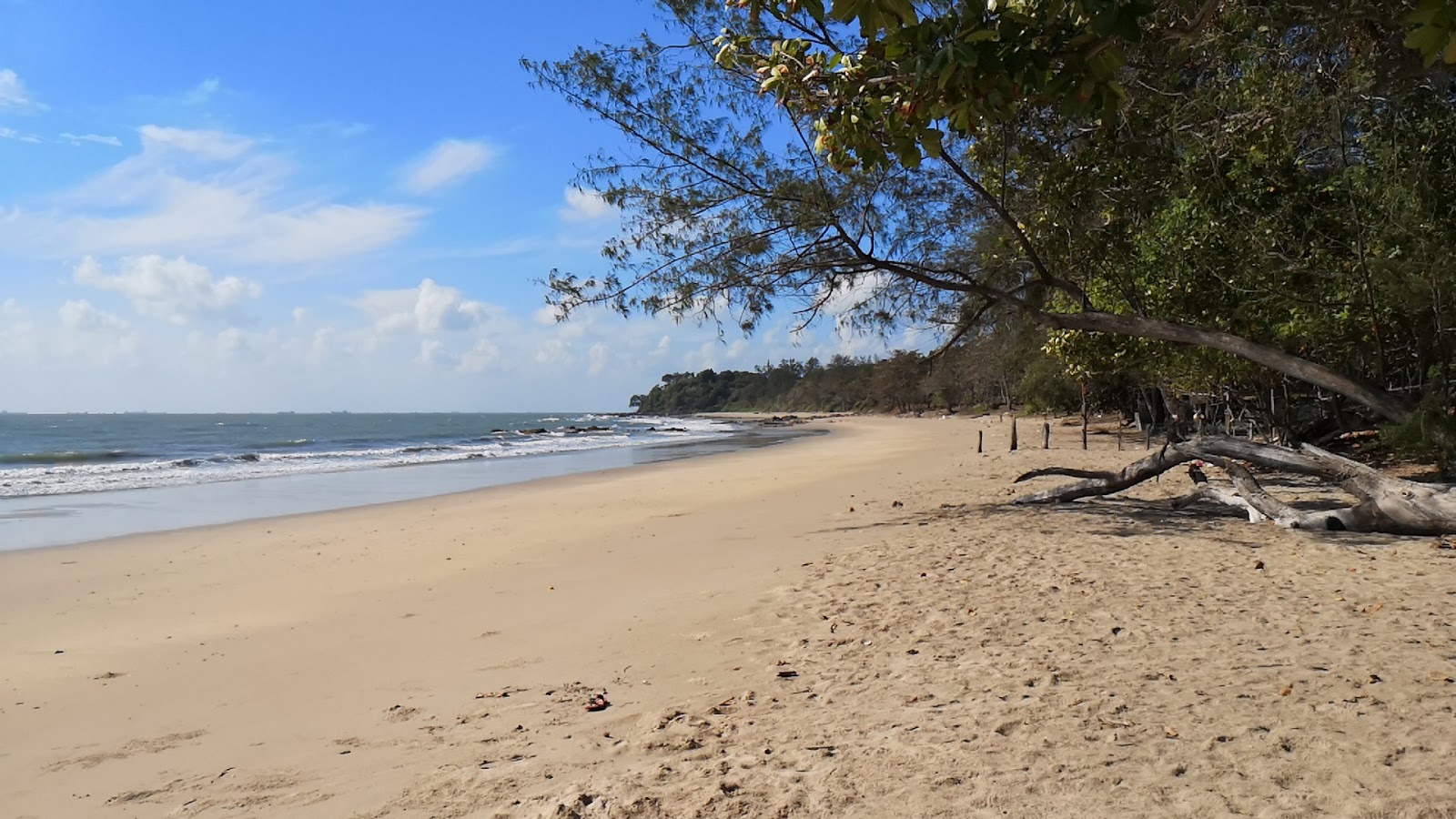 Valokuva Batu Layar Beachista. pinnalla kirkas hiekka:n kanssa
