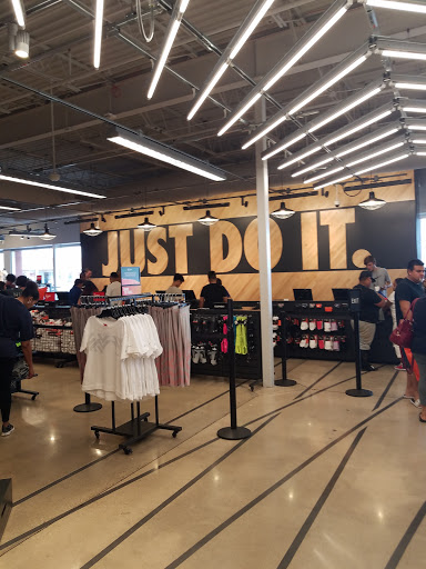 Clothing Store «Nike Factory Store», reviews and photos, 11211 120th Ave #80, Pleasant Prairie, WI 53158, USA