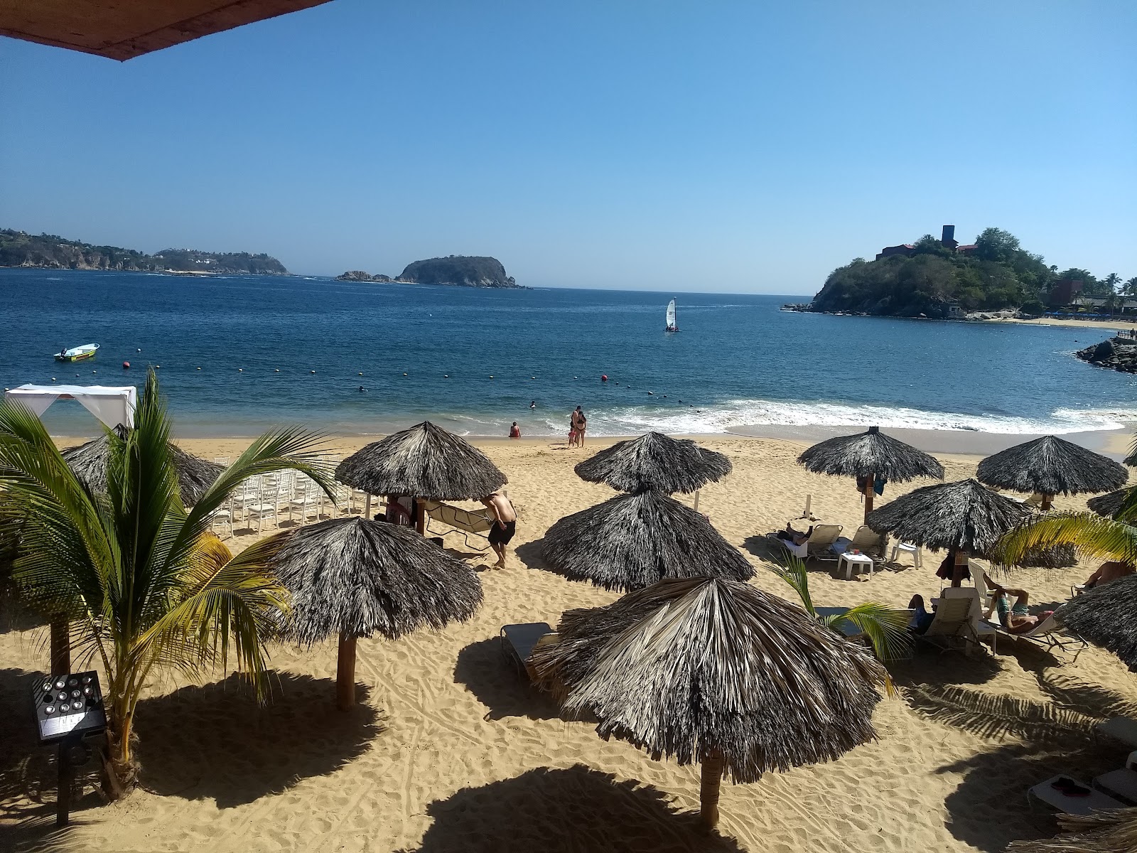 Foto di Tangolunda beach con una superficie del sabbia beige fine