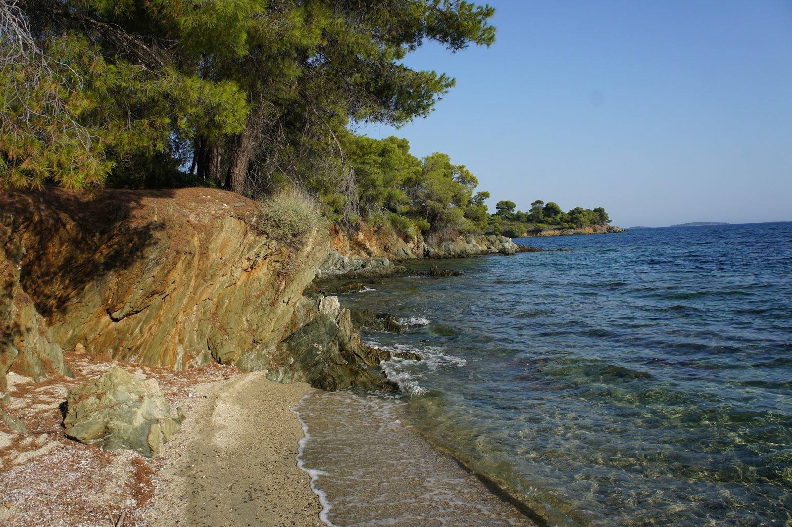 Foto de Agios Kyriaki beach IV com areia clara e seixos superfície