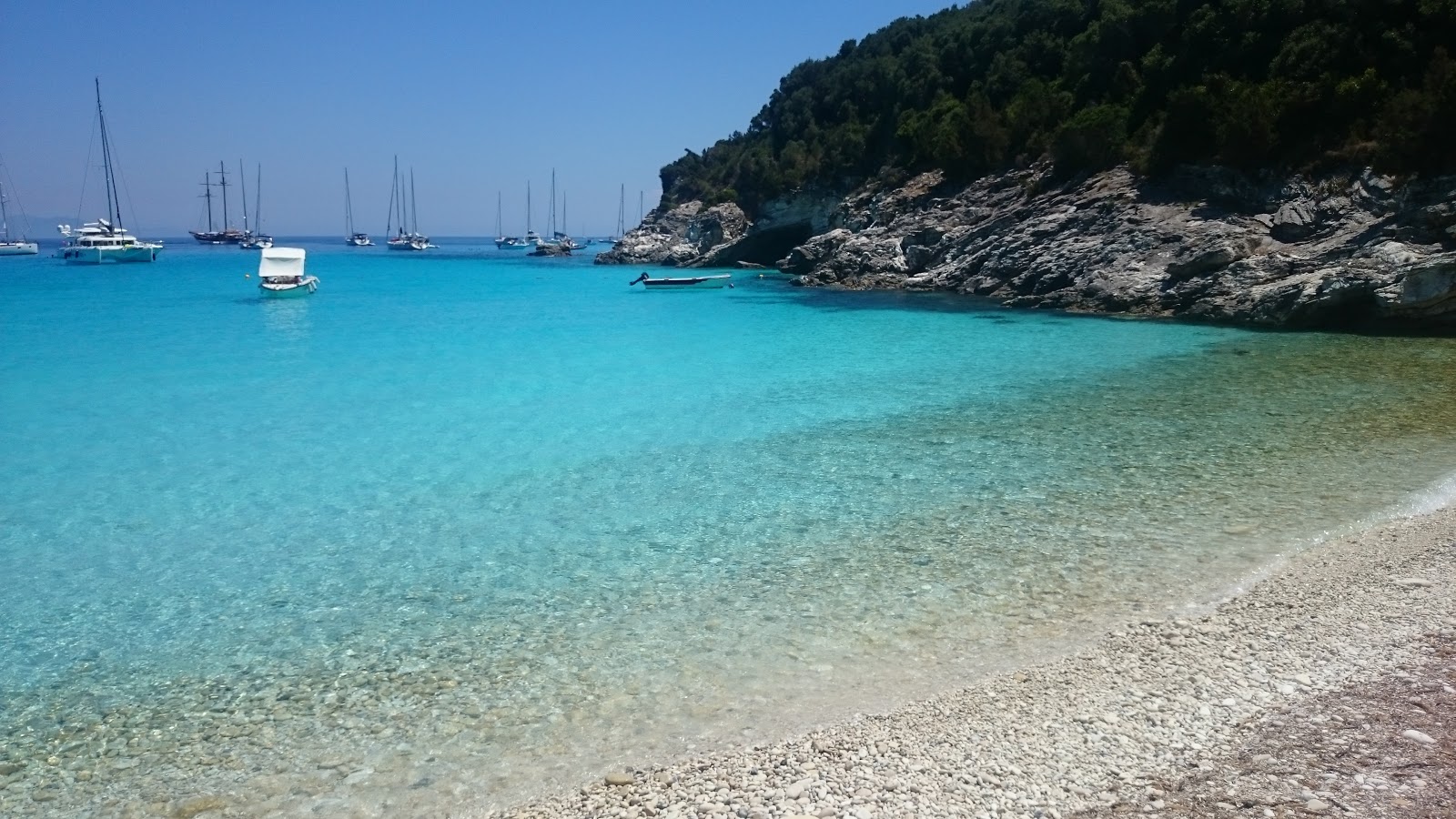 Foto van Mesovrika beach gelegen in een natuurlijk gebied
