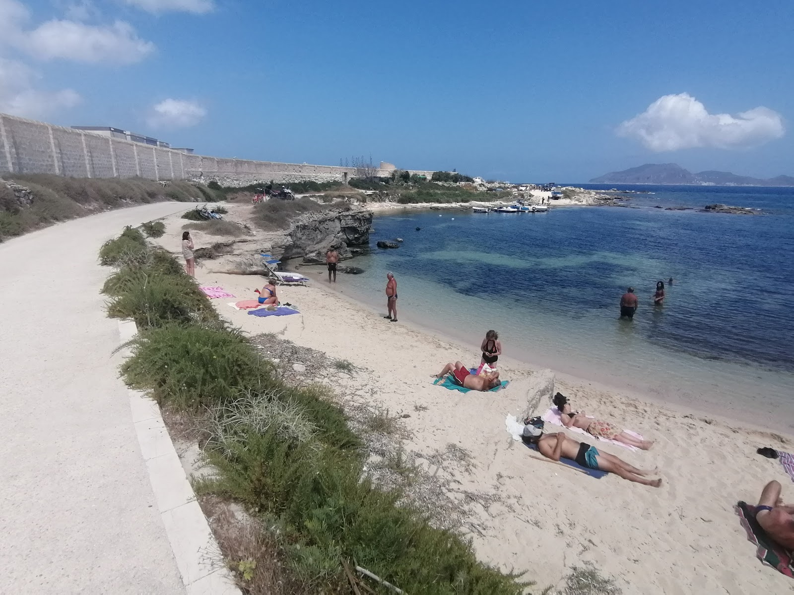 Foto von Cala San Nicola beach mit winzige bucht