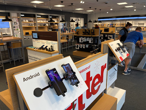 Cell Phone Store «Verizon», reviews and photos, 33830 US Hwy 19 N, Palm Harbor, FL 34684, USA
