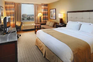 DoubleTree by Hilton Hotel St. Louis - Westport image