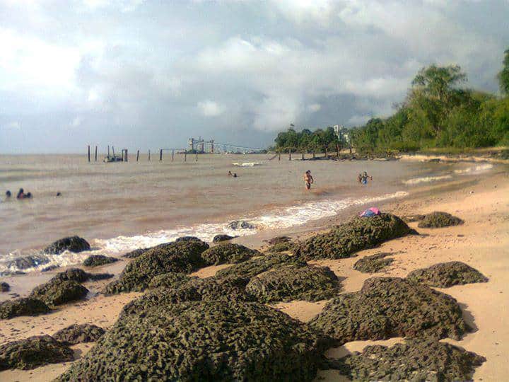 Φωτογραφία του Itupanema Beach με φωτεινή άμμος επιφάνεια