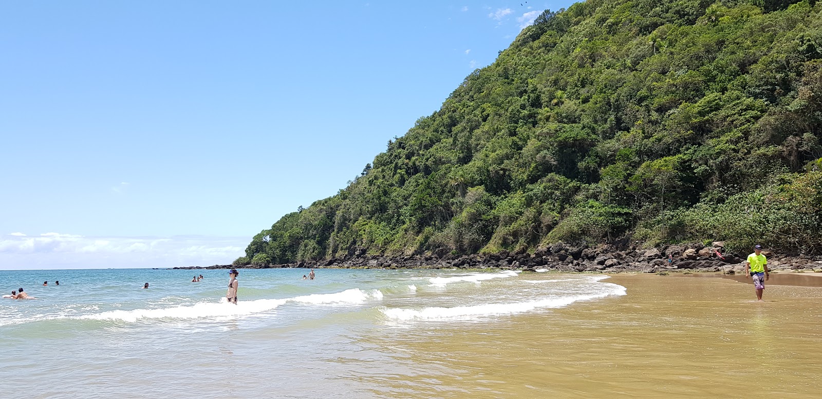 Praia dos Amores'in fotoğrafı - rahatlamayı sevenler arasında popüler bir yer