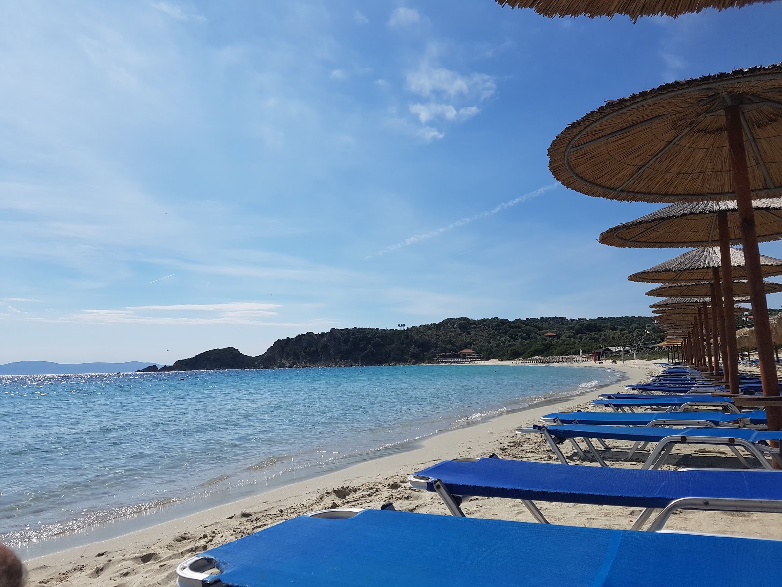 Foto av Alikes Strand med fin beige sand yta