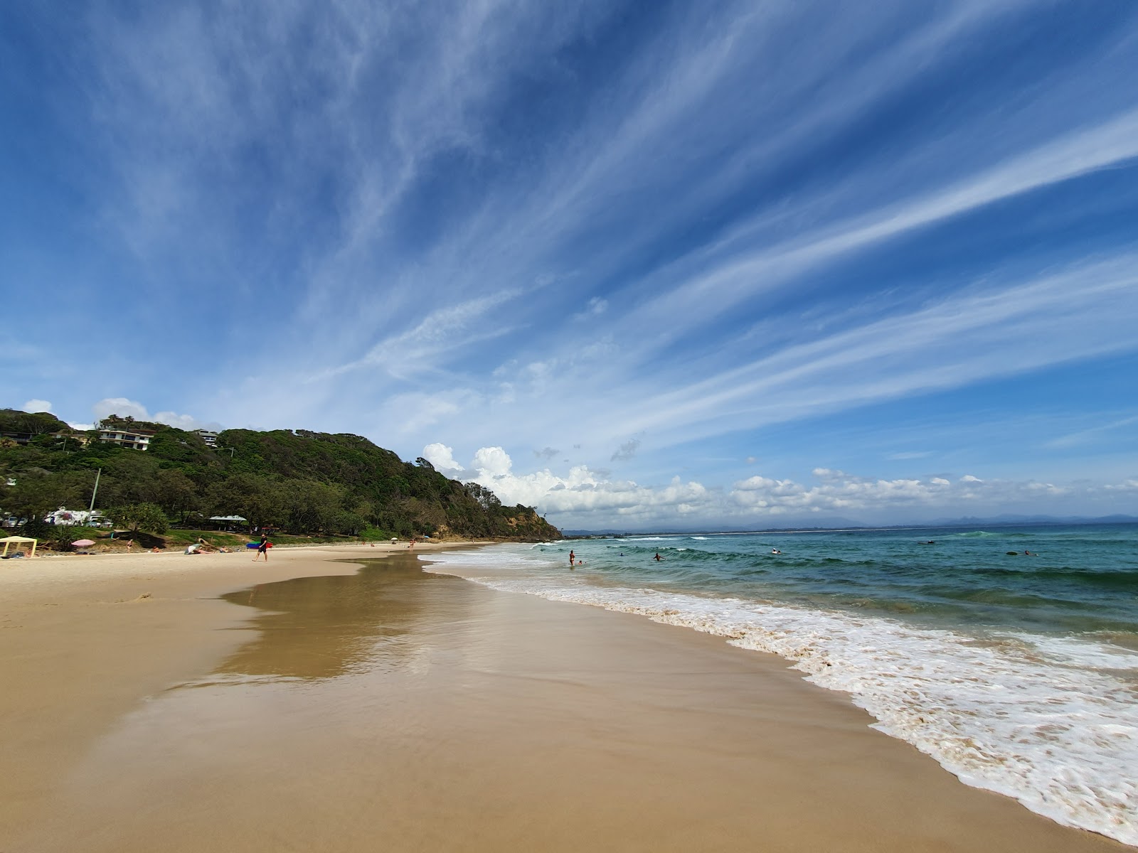Wategos Beach'in fotoğrafı dağlarla çevrili