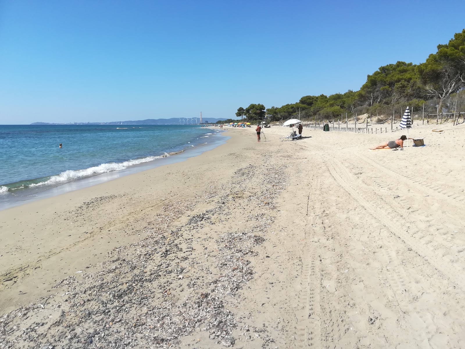 Foto van Carbonifera Strand met bruin zand oppervlakte