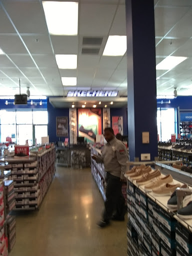 Shoe Store «SKECHERS Factory Outlet», reviews and photos, 3030 E 9th St, Oakland, CA 94601, USA