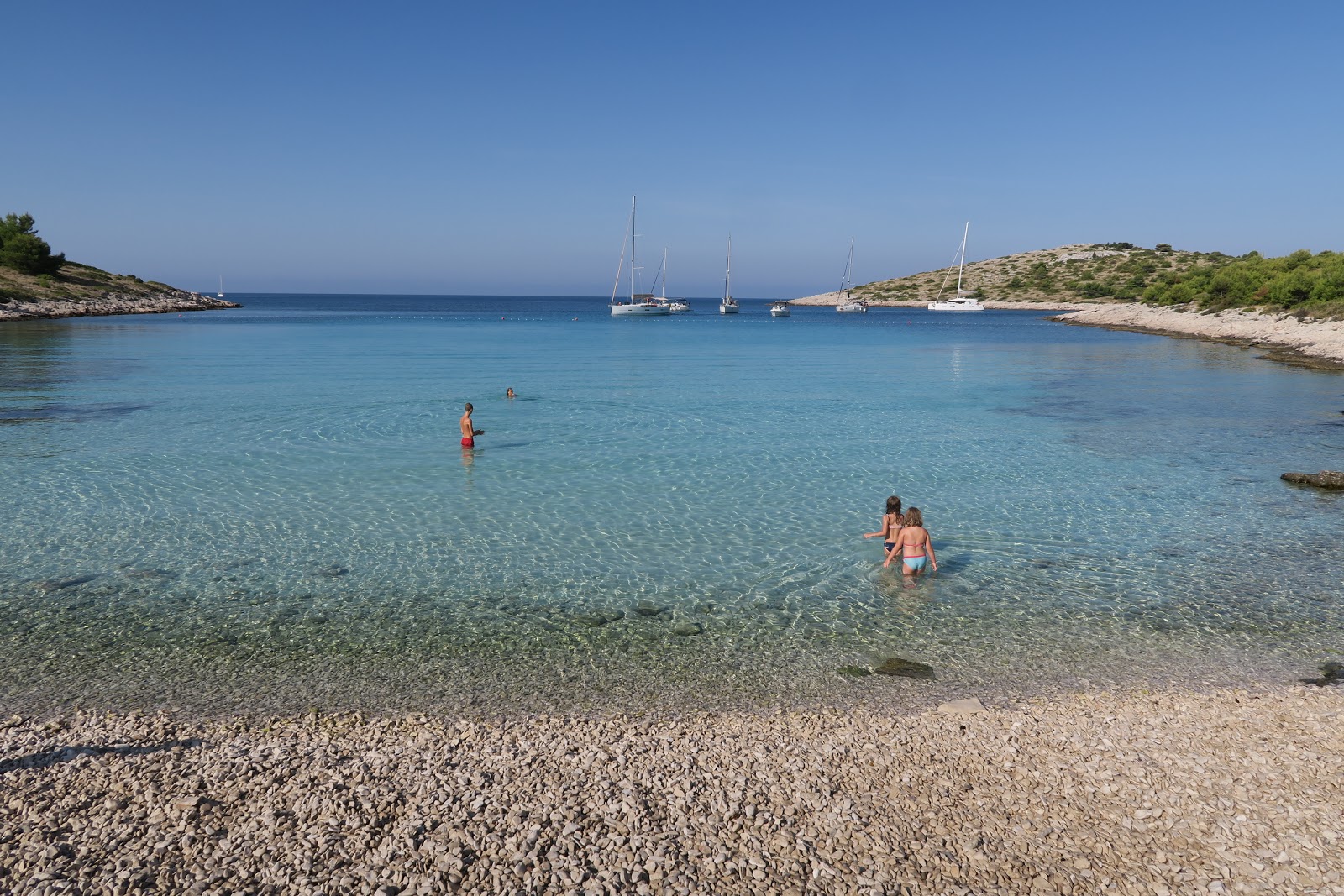Foto von Lojena beach mit beiger sand & kies Oberfläche