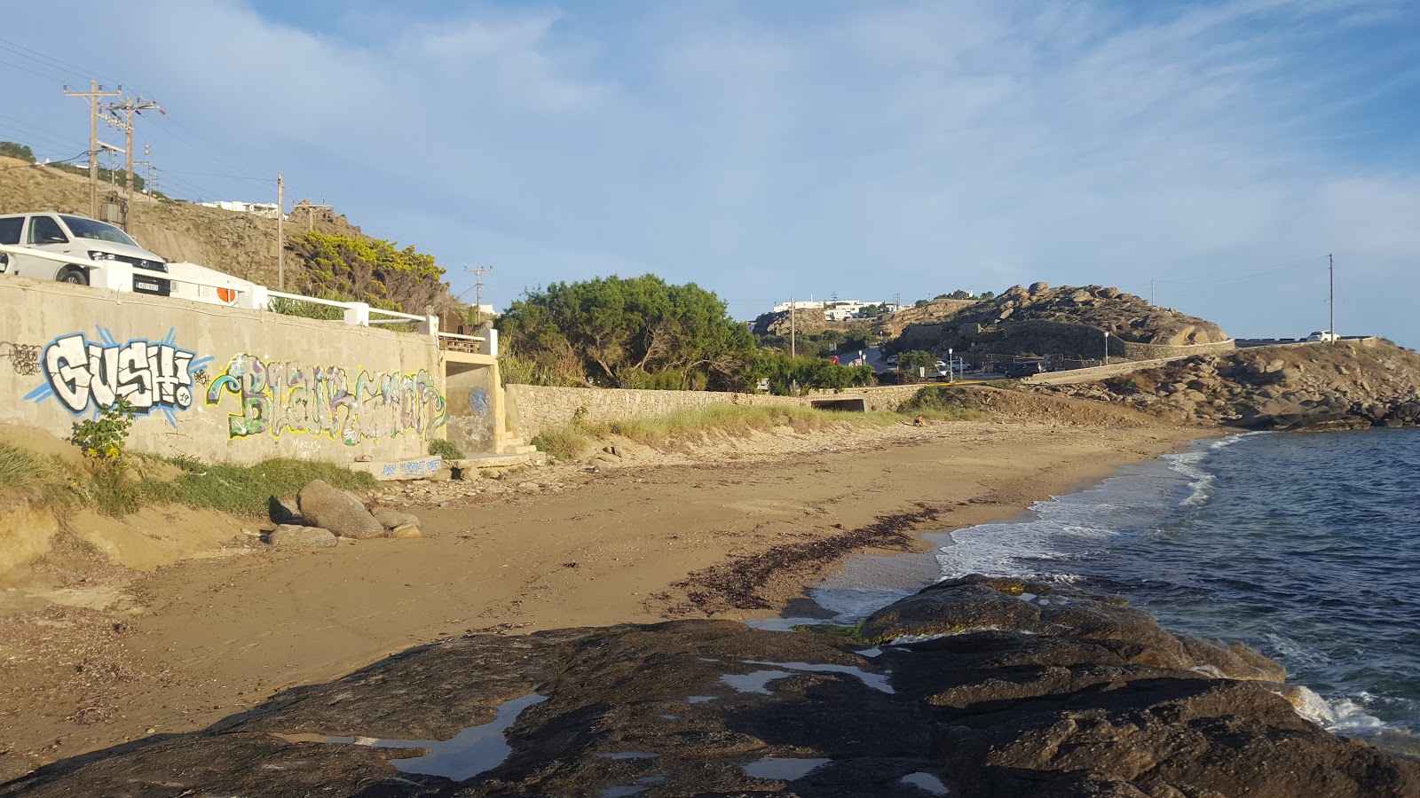 Foto di Agios Stefanos beach II con una superficie del sabbia marrone