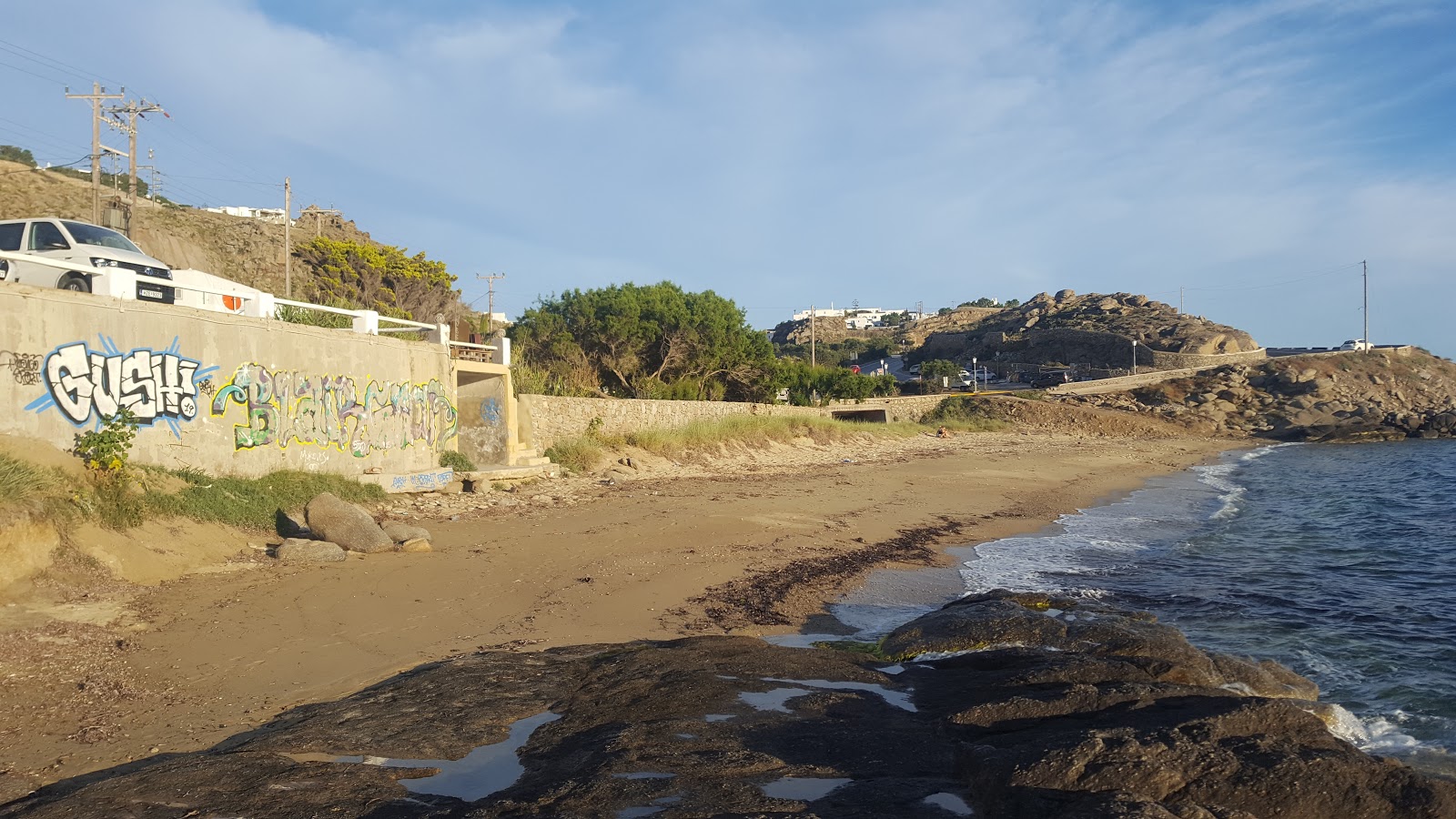 Fotografija Agios Stefanos beach II z rjavi pesek površino