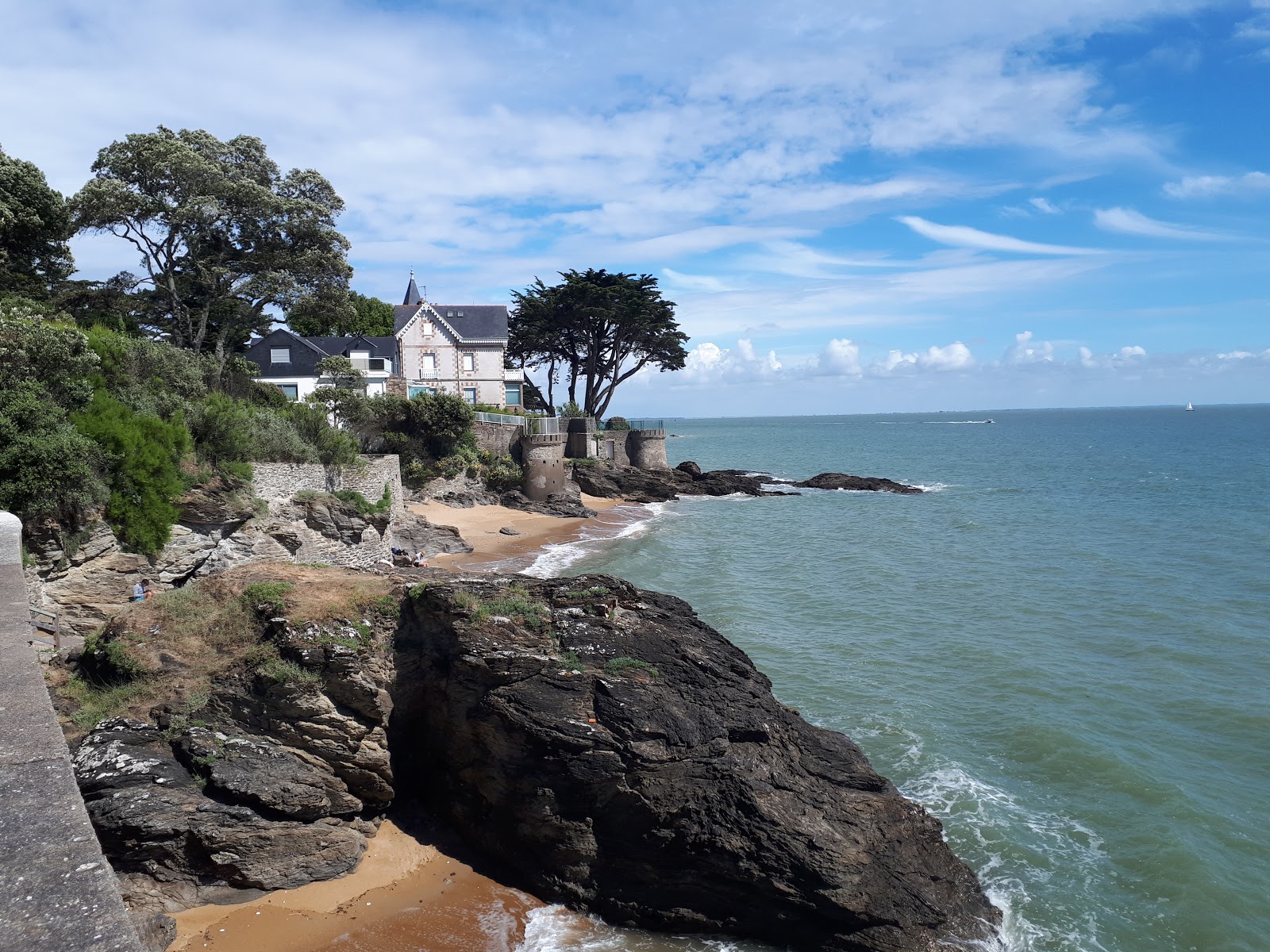 Foto van Notre Dame beach met beige zand oppervlakte