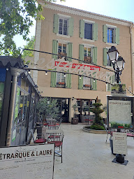 Photo n°4 de Restaurant Pétrarque et Laure à Fontaine-de-Vaucluse ()