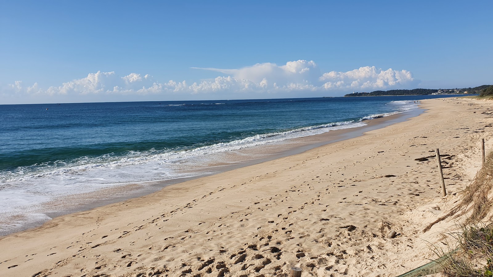Foto de Lakes Beach com areia fina e brilhante superfície