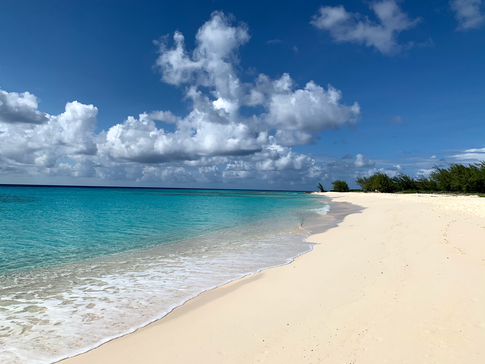 Foto di Cockburn Town beach II con una superficie del sabbia beige