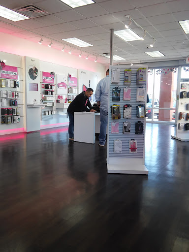 Cell Phone Store «T-Mobile», reviews and photos, 1208 Missouri Ave N, Largo, FL 33770, USA