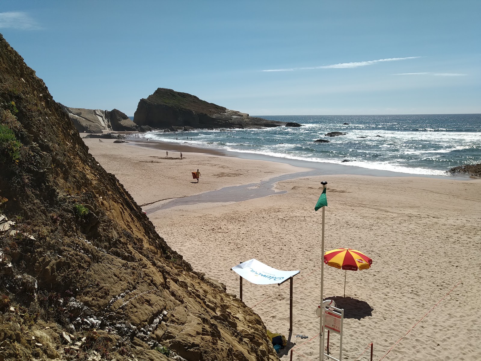 Foto von Beach Alteirinhos umgeben von Bergen