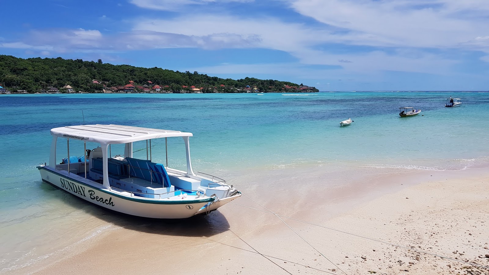 Foto von Sunday Beach Lembongan mit weißer sand Oberfläche