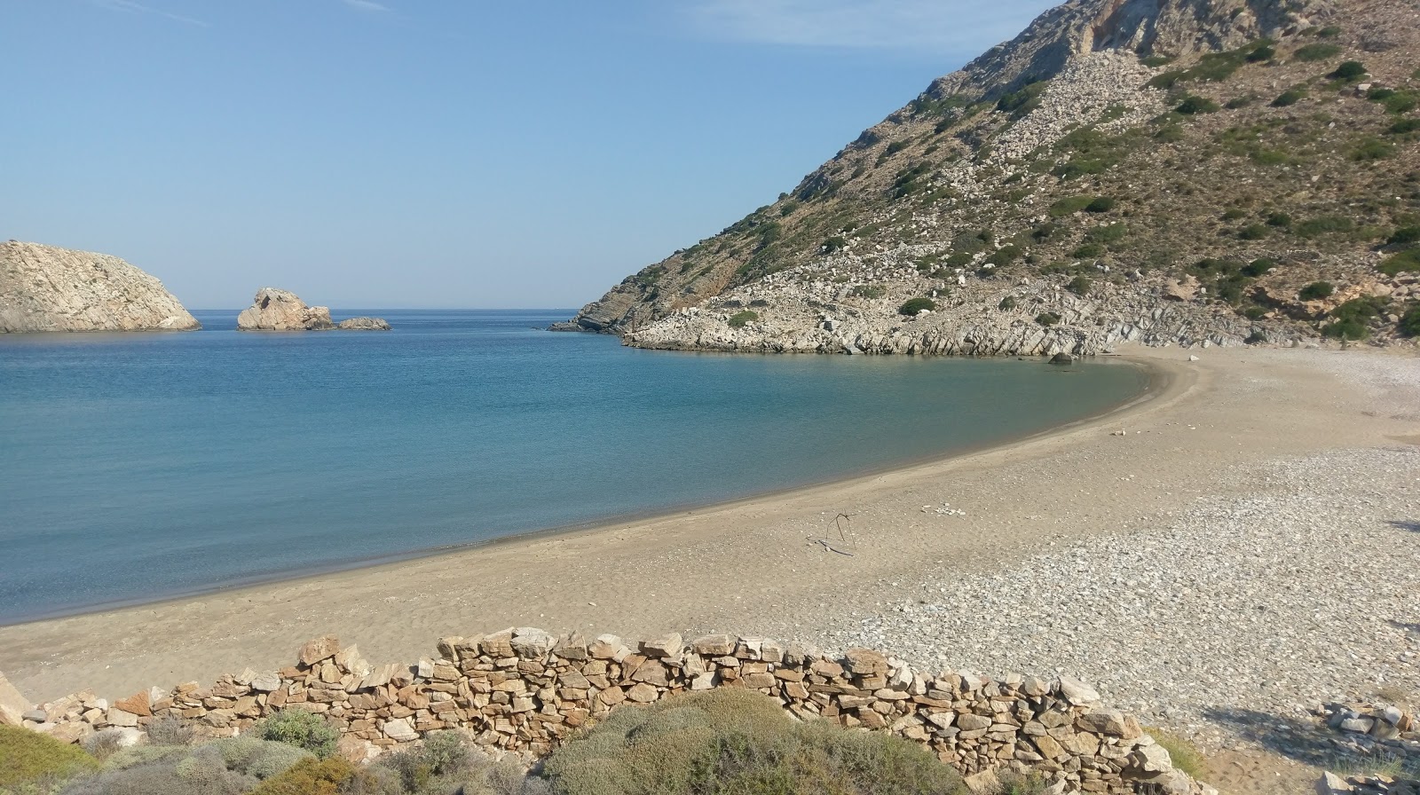 Varvarousa'in fotoğrafı birden fazla küçük koy ile birlikte