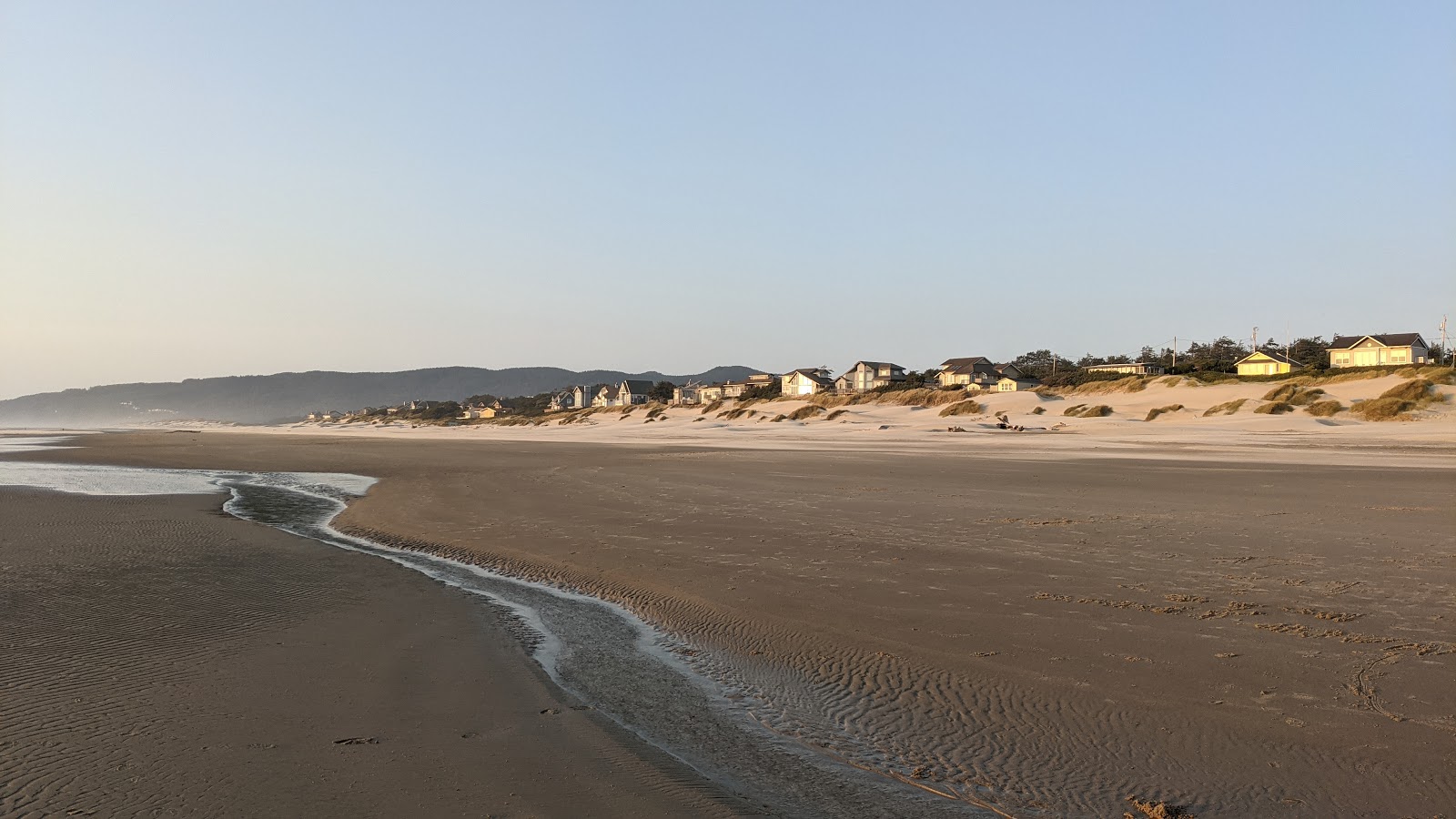 Foto von Bayshore beach mit türkisfarbenes wasser Oberfläche