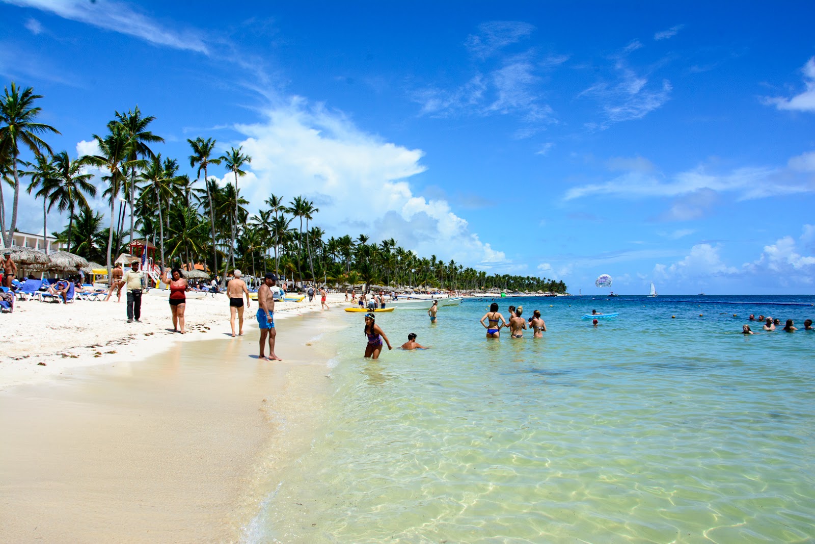 Foto di Spiaggia di Punta Cana con una superficie del acqua cristallina