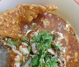 พีคกะแพนก๋วยเตี๋ยวหมูต้มยำสุ๑๐๐๐บุรี photo