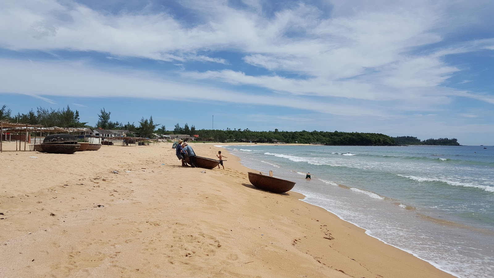 Photo de Rang Beach avec l'eau turquoise de surface
