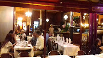 Atmosphère du Restaurant de spécialités d'Afrique du Nord Chez Omar à Paris - n°9