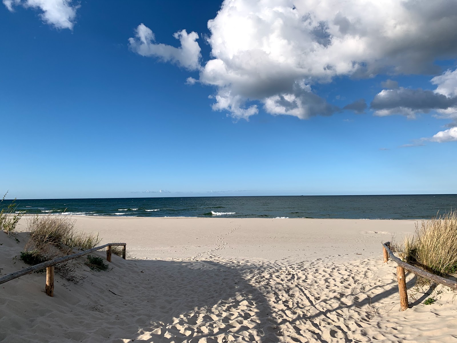 Valokuva Jurata Beach IIista. pinnalla kirkas hieno hiekka:n kanssa