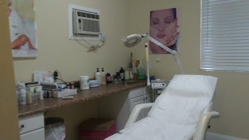 Beauty Salon «La Bonita Hair Salon», reviews and photos, 2562 SW 8th St, Miami, FL 33135, USA