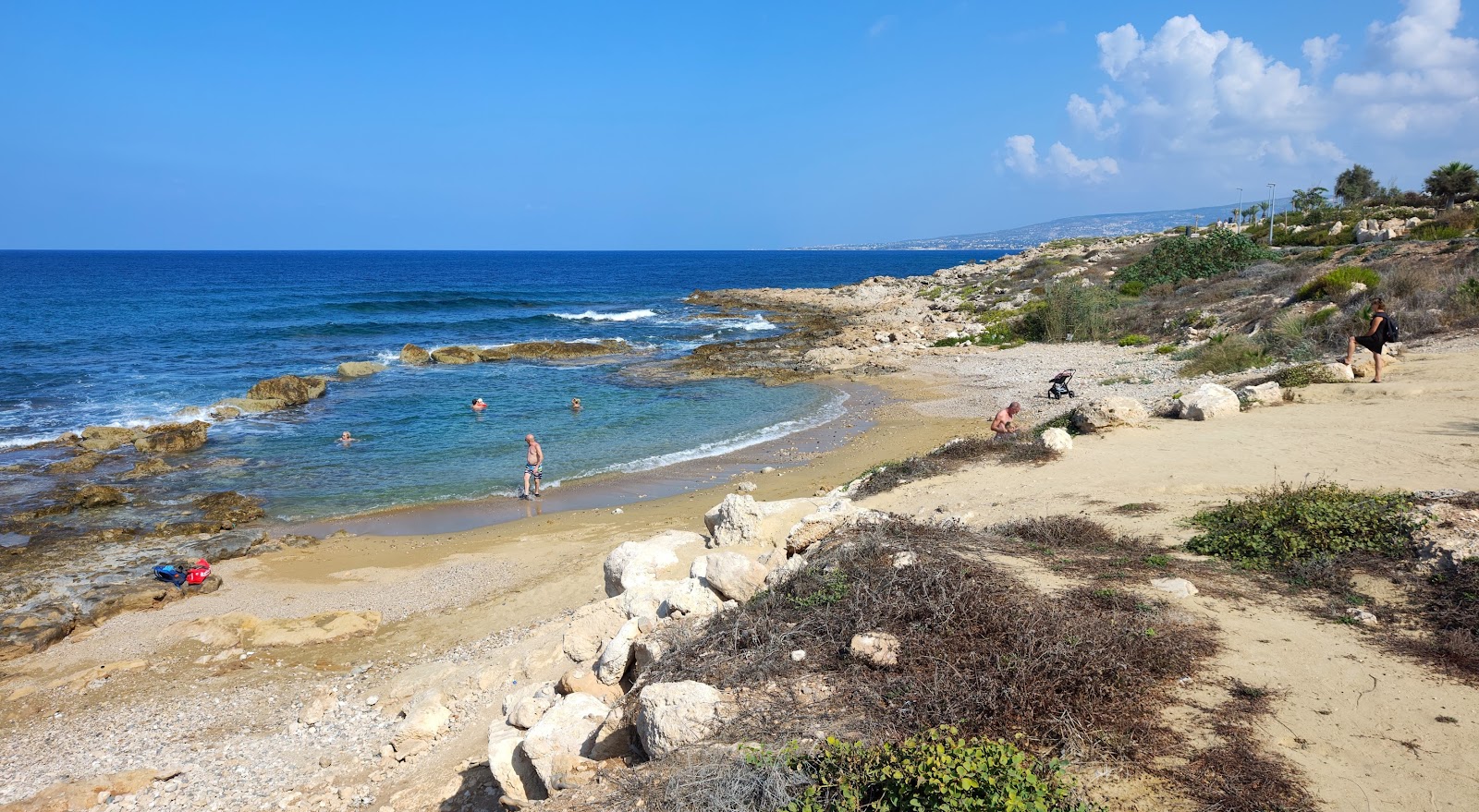 Foto van Mersini Beach met beige zand en stenen oppervlakte