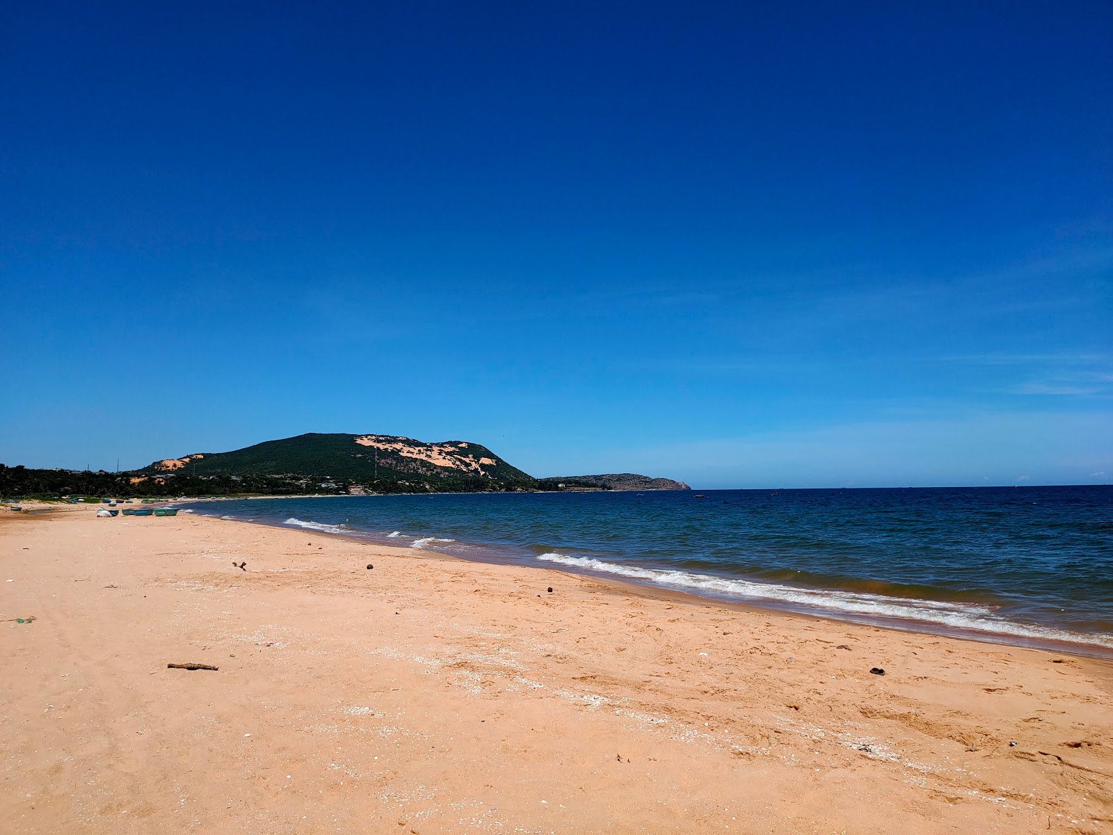 Red Sand Dunes Beach的照片 带有明亮的沙子表面