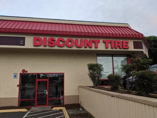 Tire Shop «Discount Tire Store - Kirkland, WA», reviews and photos, 12410 NE 124th St, Kirkland, WA 98034, USA