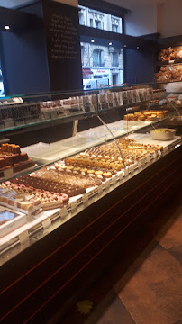 Vitrine du Restaurant servant le petit-déjeuner Boulangerie Eric Kayser - Duroc à Paris - n°16