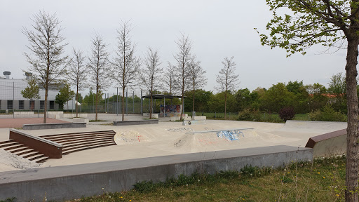 Skatepark und Basketballkörbe