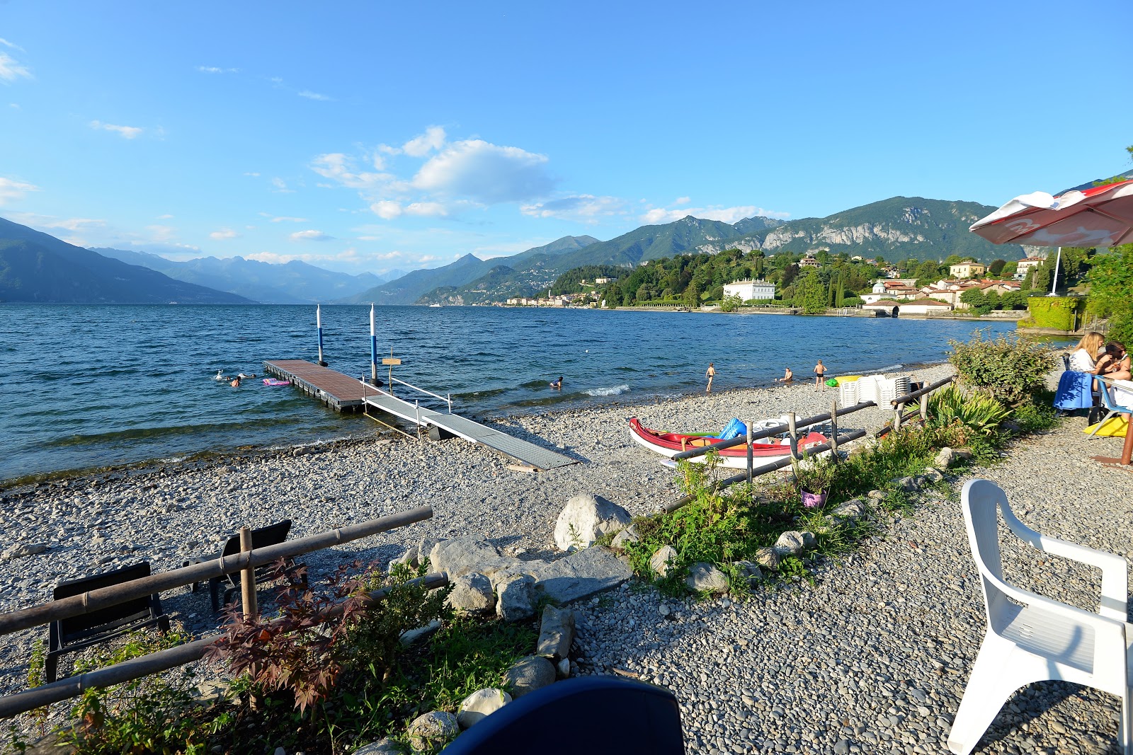 Bellagio Beach'in fotoğrafı geniş bir kıyı şeridi ile birlikte