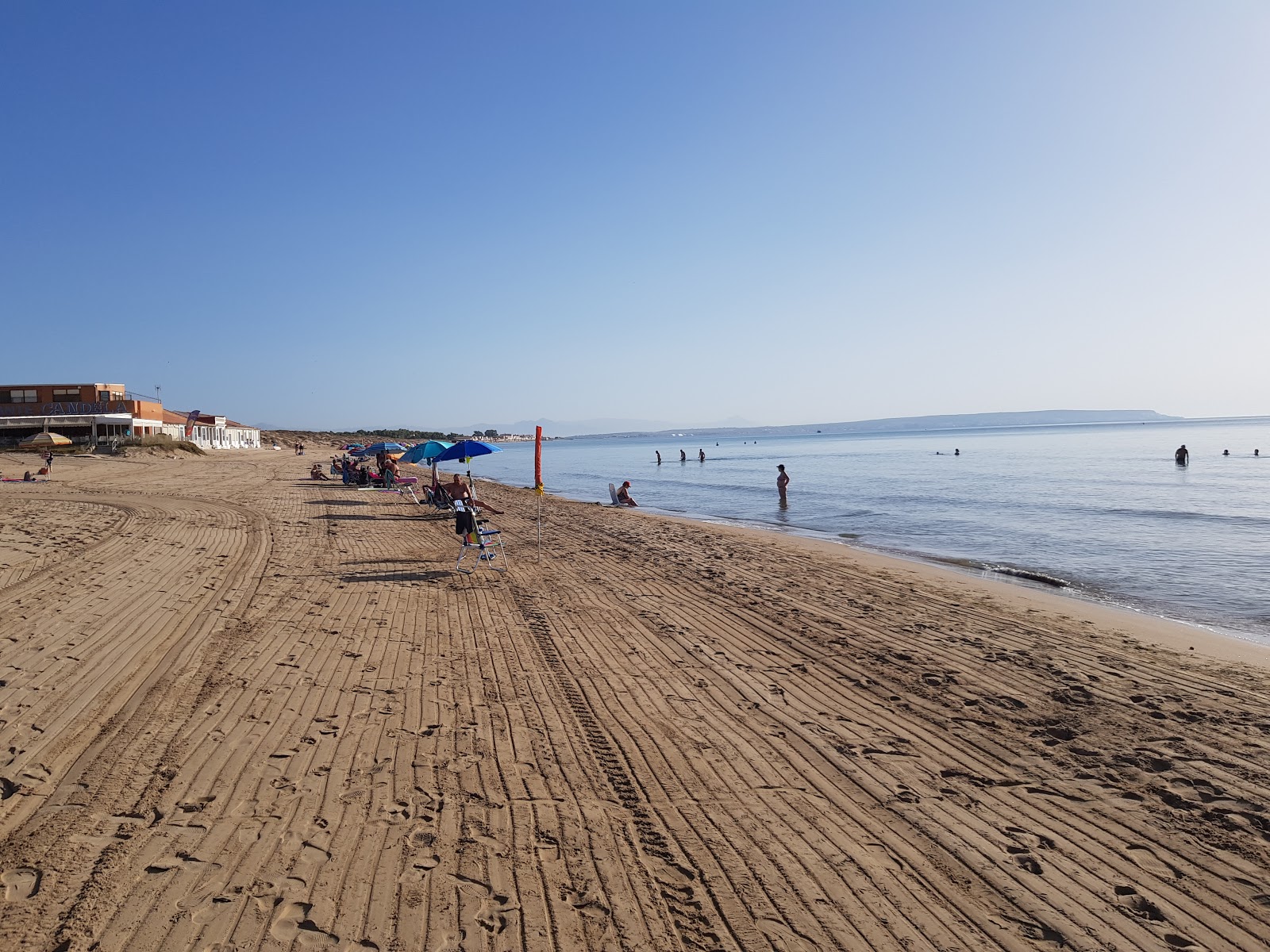 Playa de El Pinet的照片 带有蓝色的水表面
