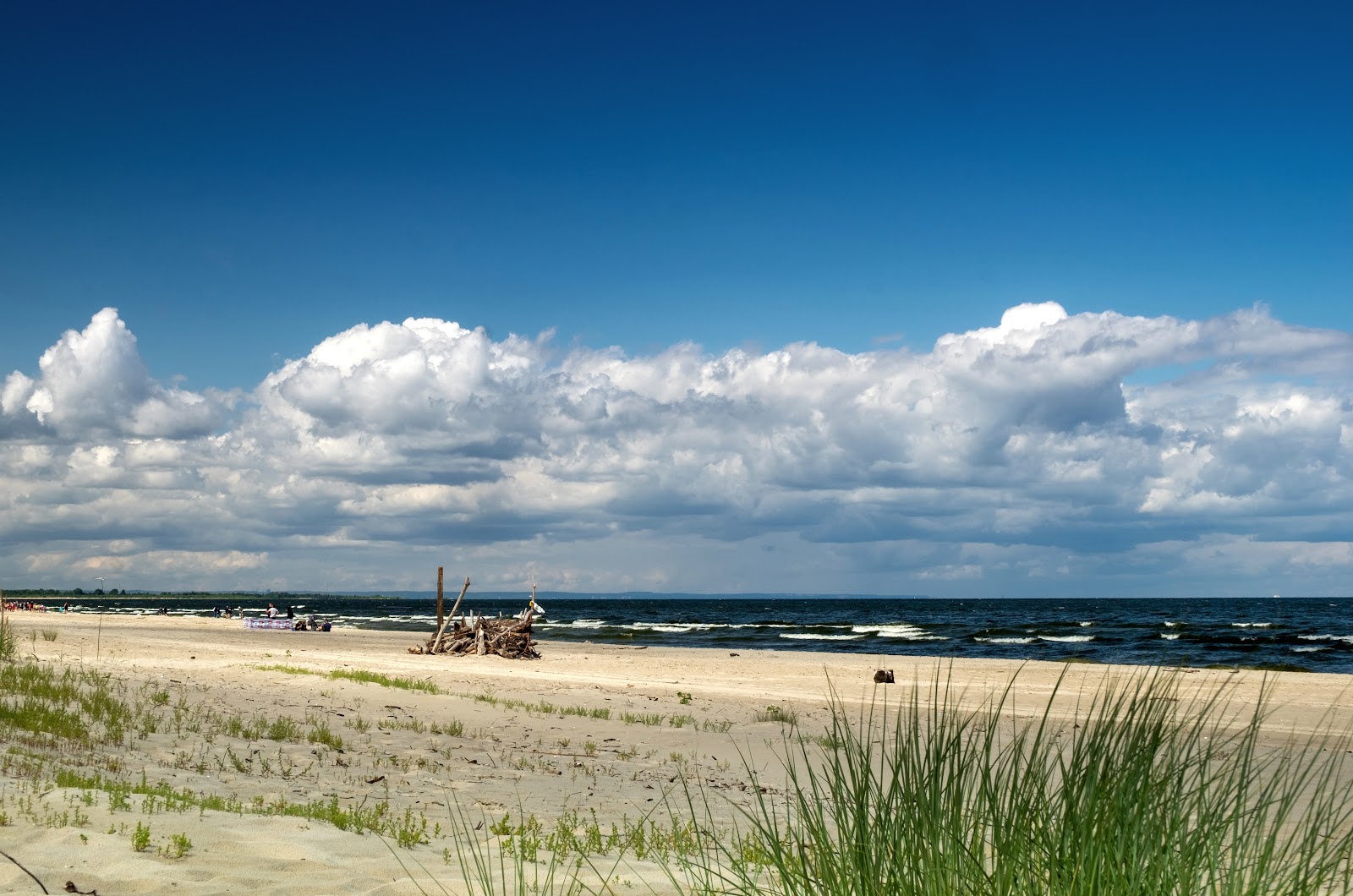 Foto von Junoszyno Beach mit türkisfarbenes wasser Oberfläche