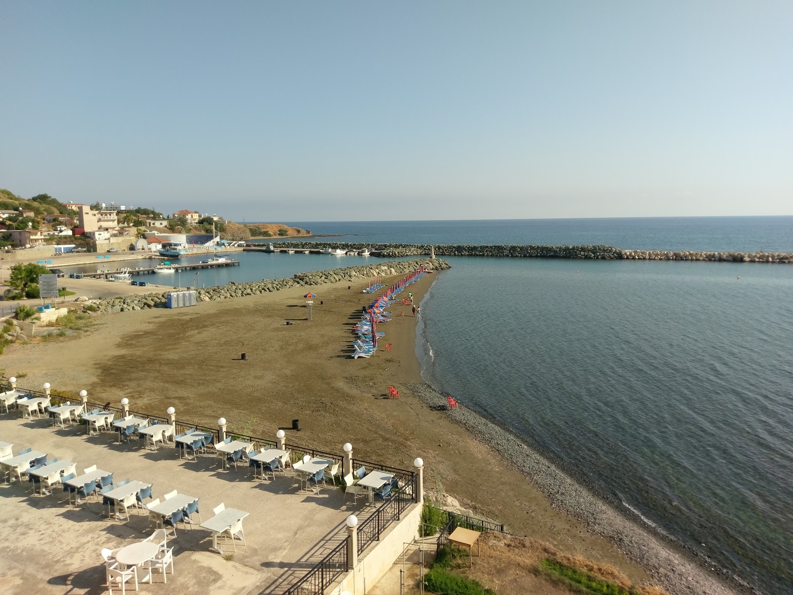 Fotografija Kato Pyrgos beach z turkizna čista voda površino