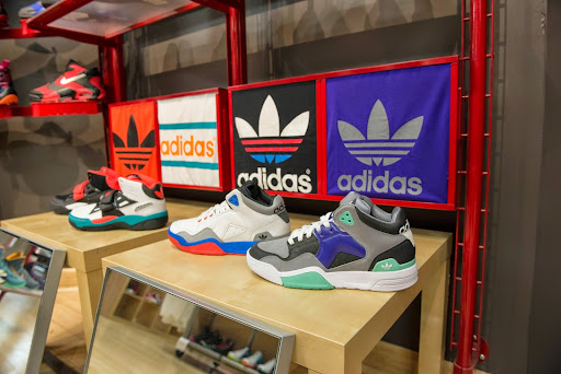 Shoe Store «Dream Town in Oak Park, Inc. D.B.A. Dream Town», reviews and photos, 4 W Madison St, Oak Park, IL 60302, USA