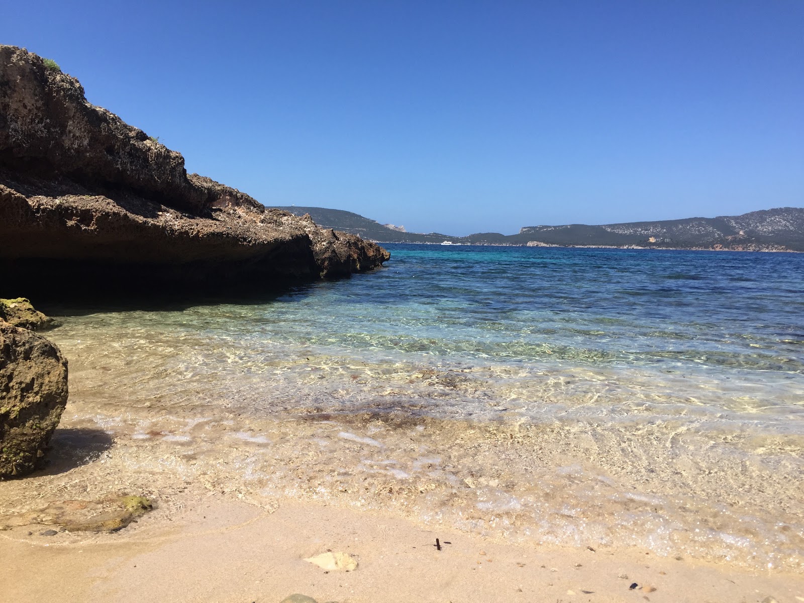 Fotografie cu Cala Bramassa înconjurat de munți