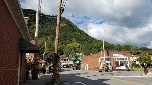 Restaurant «The Pineapple Tea Room & Coffee Shoppe», reviews and photos, 604 Colwyn St, Cumberland Gap, TN 37724, USA