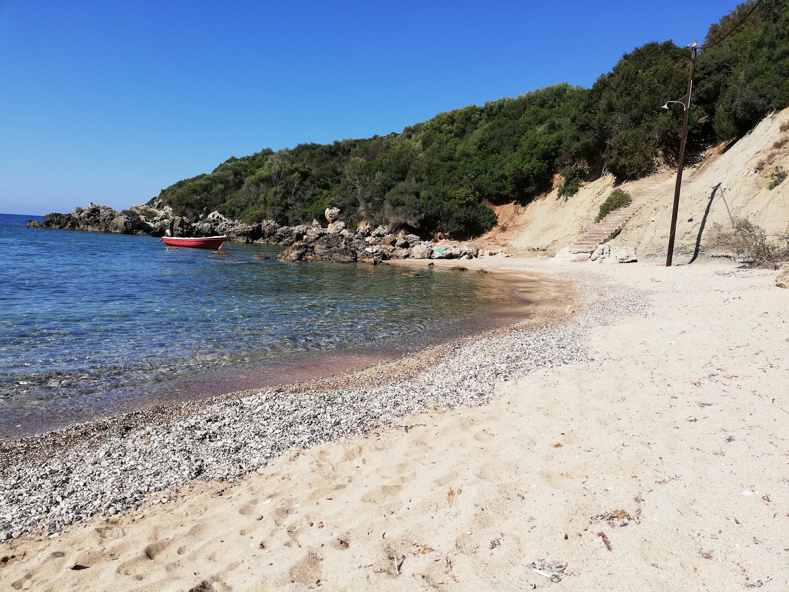 Photo de Vromoneri beach - bon endroit convivial pour les animaux de compagnie pour les vacances