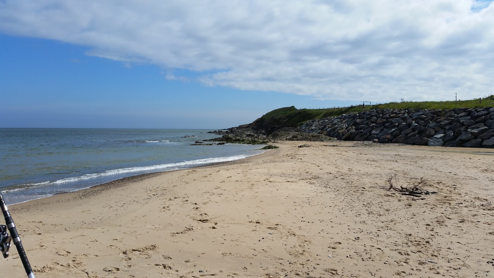 Kilpatrick Beach的照片 带有碧绿色纯水表面