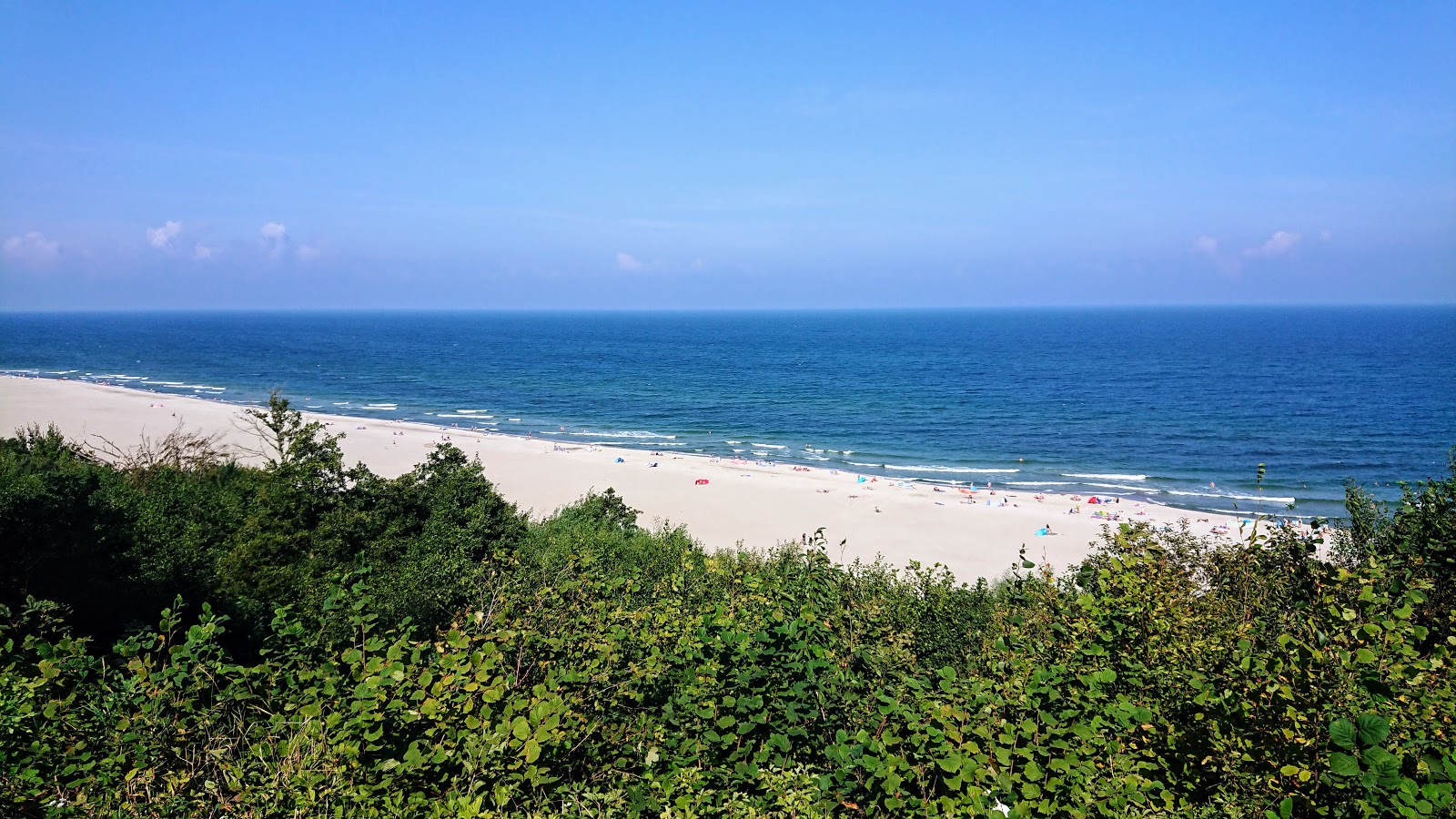 Foto av Jastrzebia Gora Beach omgiven av klippor